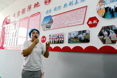 石榴花開(kāi) 籽籽同心——閩寧禾美扶貧車間的計(jì)算機(jī)技術(shù)培訓(xùn) 綻放更多“水花”的夢(mèng)想